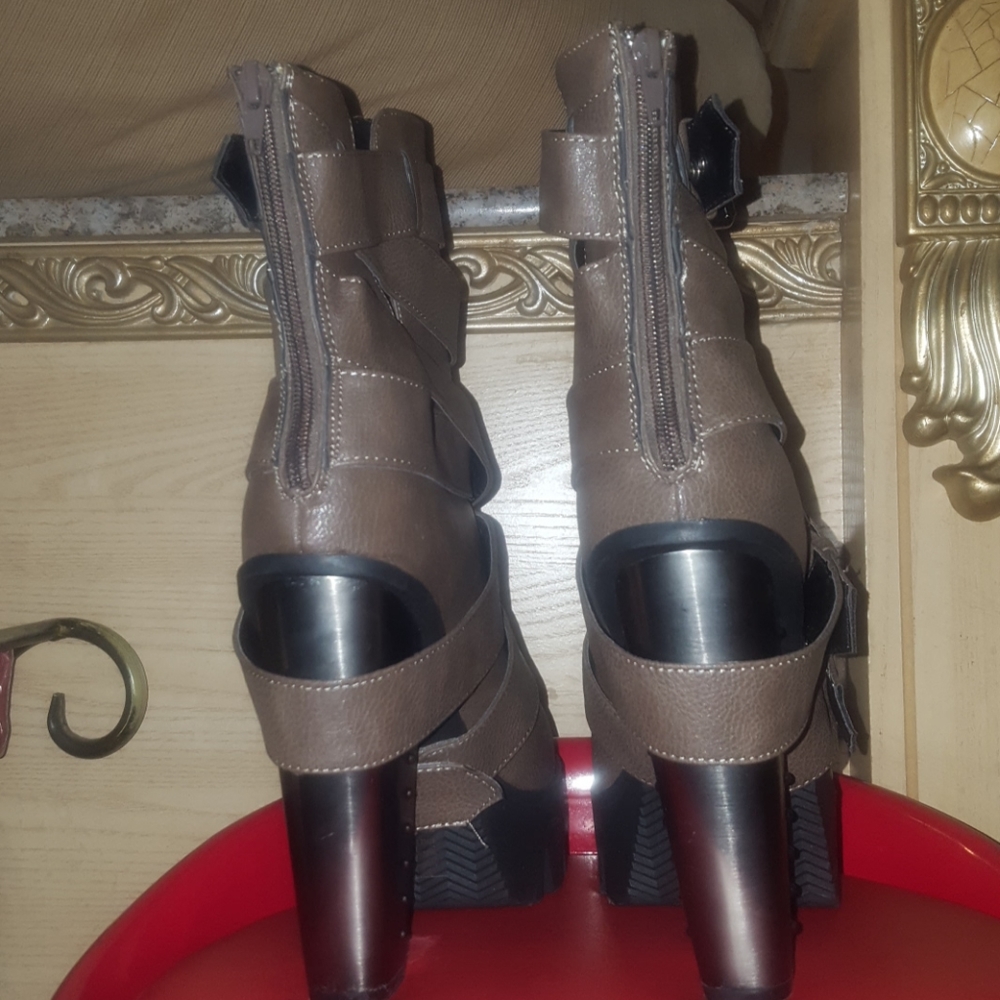 Boots - Picture 3 of 4